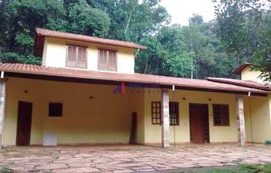 Imagem: A casa em condomínio possui 4 Dormitórios, 2 Banheiros, 5