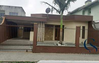 Imagem: A casa possui 3 Dormitórios, 2 Banheiros, 1 Vaga na garagem