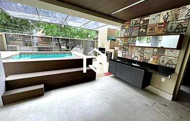 Imagem: A casa em condomínio possui 4 Dormitórios, 5 Banheiros, 3