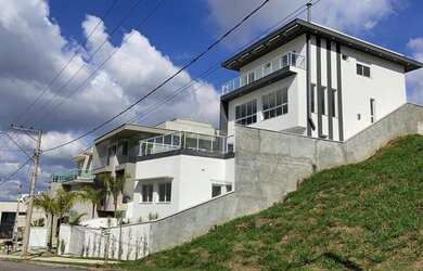 Imagem: A casa em condomínio possui 4 Dormitórios, 5 Banheiros, 5