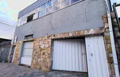 Imagem: A casa possui 5 Dormitórios, 3 Banheiros, 2 Vagas na garagem