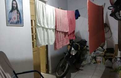 Imagem: A casa possui 2 Dormitórios e 1 Banheiro e está localizado