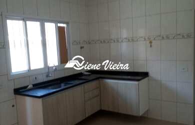 Imagem: A casa possui 3 Dormitórios, 2 Banheiros, 2 Vagas na garagem