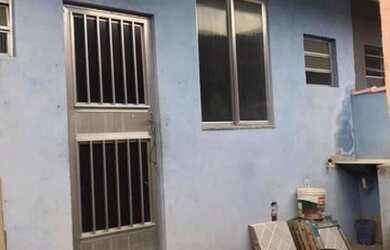 Imagem: A casa possui 1 Dormitório, 1 Banheiro, 1 Vaga na garagem e