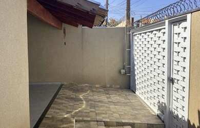 Imagem: A casa possui 2 Dormitórios, 3 Banheiros, 3 Vagas na garagem