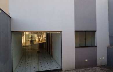 Imagem: A casa possui 3 Dormitórios, 1 Banheiro, 1 Vaga na garagem