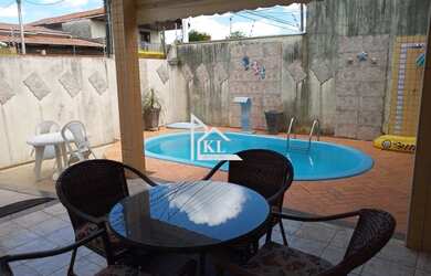 Imagem: A casa possui 3 Dormitórios, 4 Banheiros, 2 Vagas na garagem