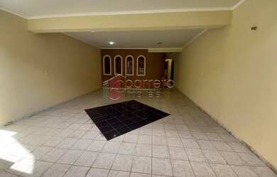 Imagem: A casa possui 3 Dormitórios, 3 Banheiros, 4 Vagas na garagem