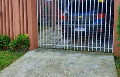 Imagem: A casa possui 2 Dormitórios, 1 Banheiro, 1 Vaga na garagem