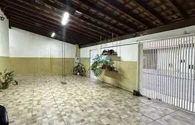 Imagem: A casa possui 3 Dormitórios, 1 Banheiro, 3 Vagas na garagem