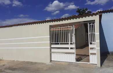 Imagem: A casa em condomínio possui 2 Dormitórios, 1 Banheiro, 3 Vagas