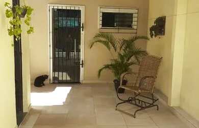 Imagem: A casa possui 2 Dormitórios, 1 Banheiro, 1 Vaga na garagem