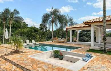 Imagem: A casa possui 5 Dormitórios, 2 Banheiros, 4 Vagas na garagem