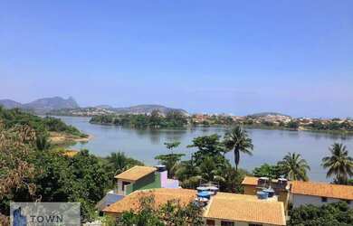 Imagem: A casa possui 4 Dormitórios, 2 Banheiros, 5 Vagas na garagem