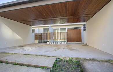 Imagem: A casa possui 3 Dormitórios, 2 Banheiros, 5 Vagas na garagem