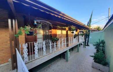 Imagem: A casa possui 3 Dormitórios, 4 Banheiros, 5 Vagas na garagem