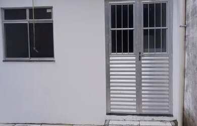 Imagem: A casa possui 2 Dormitórios e 1 Banheiro e está localizado