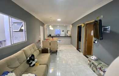 Imagem: A casa possui 3 Dormitórios, 2 Banheiros, 1 Vaga na garagem