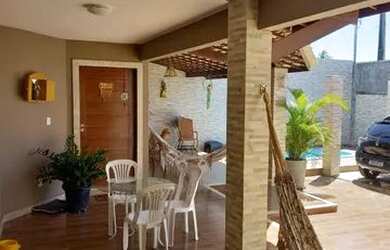 Imagem: A casa possui 3 Dormitórios, 4 Banheiros, 2 Vagas na garagem