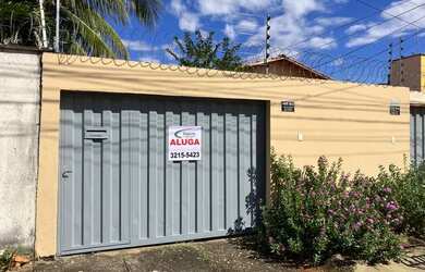 Imagem: A casa possui 2 Dormitórios, 1 Banheiro, 2 Vagas na garagem