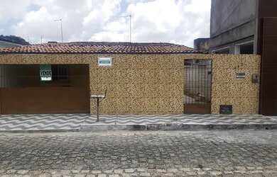 Imagem: A casa possui 2 Dormitórios, 1 Banheiro, 2 Vagas na garagem