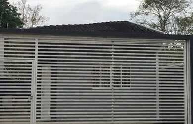 Imagem: A casa possui 2 Dormitórios, 2 Banheiros, 2 Vagas na garagem