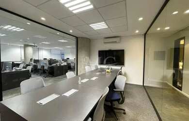 Imagem: O depósito possui 2 Vagas na garagem, 230m² de Área e está