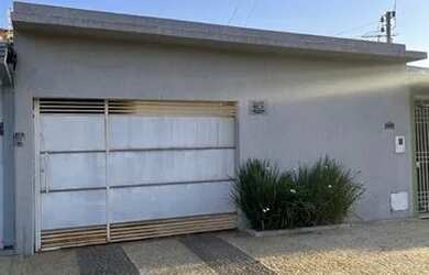 Imagem: A casa possui 3 Dormitórios, 3 Banheiros, 3 Vagas na garagem