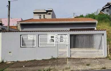 Imagem: A casa possui 3 Dormitórios, 2 Banheiros, 3 Vagas na garagem