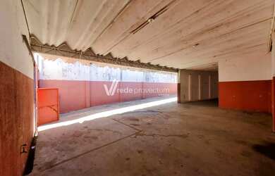 Imagem: O depósito à venda possui 5 Vagas na garagem e 260m² de Área