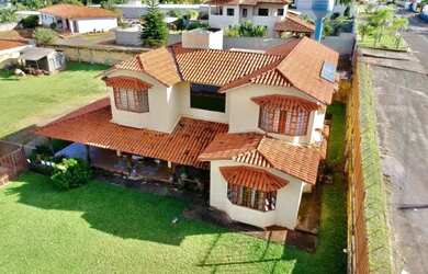 Imagem: A casa em condomínio possui 4 Dormitórios, 3 Banheiros, 5