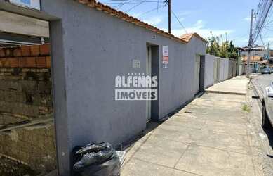 Imagem: A casa possui 3 Dormitórios, 1 Banheiro, 2 Vagas na garagem