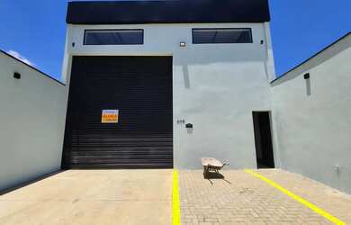 Imagem: O depósito possui 2 Vagas na garagem, 165m² de Área e está