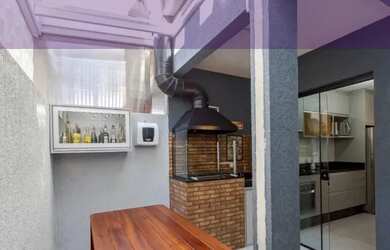 Imagem: A casa possui 3 Dormitórios, 2 Banheiros, 1 Vaga na garagem