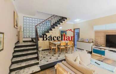 Imagem: A casa possui 4 Dormitórios, 4 Banheiros, 2 Vagas na garagem