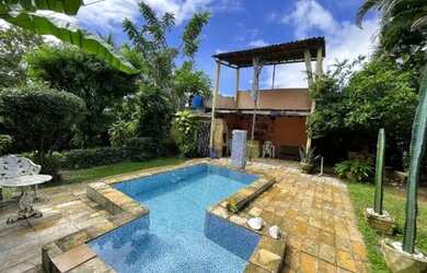 Imagem: A casa possui 2 Dormitórios, Acomodam 30 pessoas, 5 Vagas na