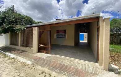 Imagem: A casa possui 3 Dormitórios, 2 Banheiros, 1 Vaga na garagem