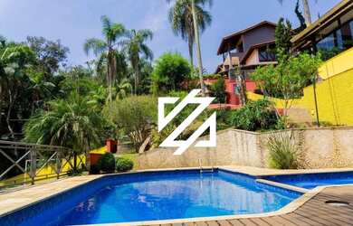 Imagem: A casa em condomínio possui 3 Dormitórios, 5 Banheiros, 900m²