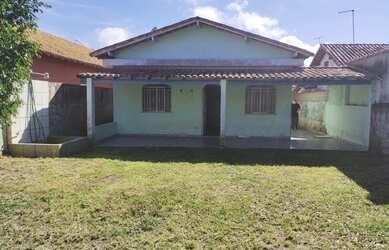 Imagem: A casa possui 3 Dormitórios, 2 Banheiros, 1 Vaga na garagem