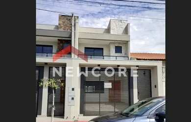 Imagem: A casa possui 3 Dormitórios, 3 Banheiros, 2 Vagas na garagem