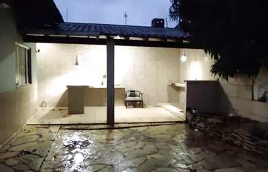 Imagem: A casa possui 5 Dormitórios, 2 Banheiros, 5 Vagas na garagem