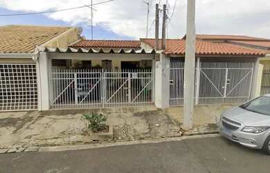 Imagem: A casa possui 3 Dormitórios, 2 Banheiros, 2 Vagas na garagem