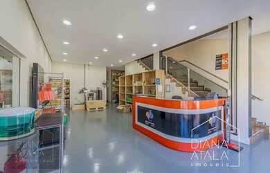 Imagem: O depósito possui 4 Vagas na garagem, 350m² de Área e está