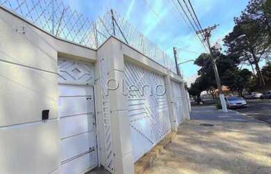 Imagem: A casa possui 3 Dormitórios, 5 Banheiros, 5 Vagas na garagem