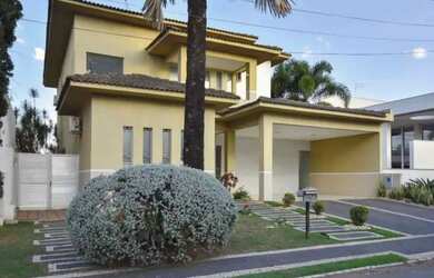 Imagem: A casa possui 4 Dormitórios, 5 Banheiros, 4 Vagas na garagem