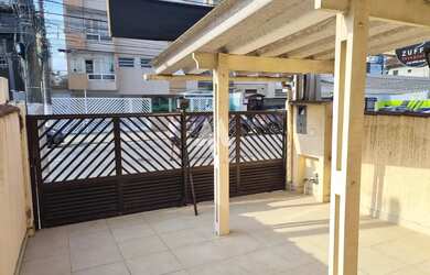 Imagem: A casa possui 3 Dormitórios, 3 Banheiros, 2 Vagas na garagem