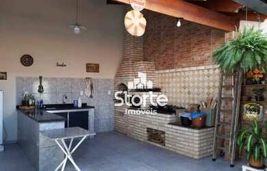 Imagem: A casa possui 3 Dormitórios, 3 Banheiros, 2 Vagas na garagem