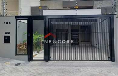 Imagem: A casa possui 3 Dormitórios, 3 Banheiros, 2 Vagas na garagem