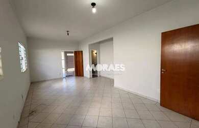 Imagem: A casa possui 4 Dormitórios, 3 Banheiros, 3 Vagas na garagem