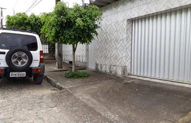 Imagem: A casa possui 3 Dormitórios, 2 Banheiros, 3 Vagas na garagem